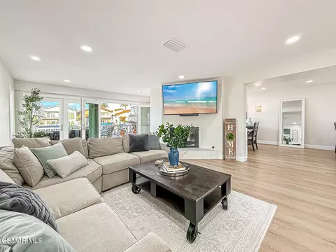 Living - 2014 Peninsula Rd, Oxnard, CA 93035 photo 2 of 4