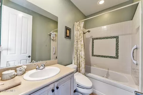 Bath - 3936 Eagle Flight Dr, Simi Valley, CA 93065 photo 3 of 3