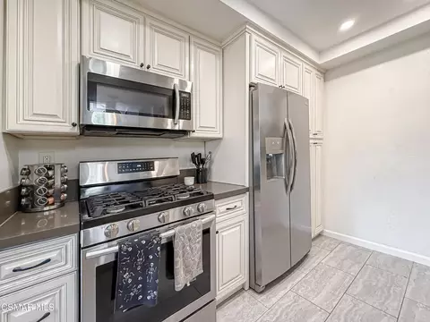 Kitchen - 2041 Covington Ave, Simi Valley, CA 93065 photo 3 of 4