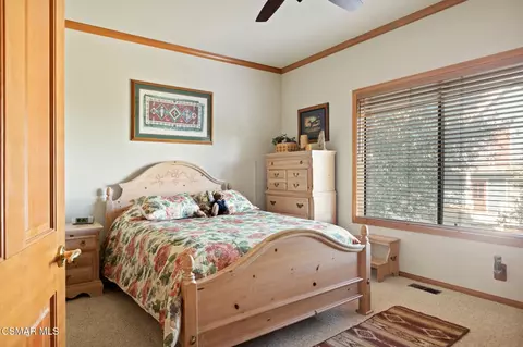 Bedroom - 27454 Matterhorn Dr, Lake Arrowhead, CA 92352 photo 4 of 5