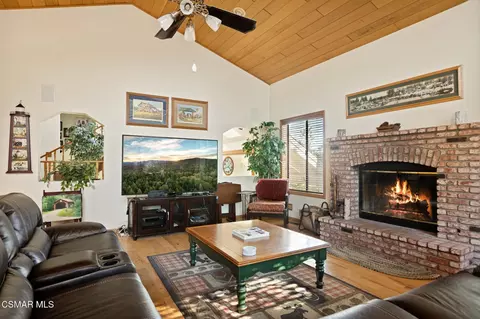 Living - 27454 Matterhorn Dr, Lake Arrowhead, CA 92352 photo 2 of 4