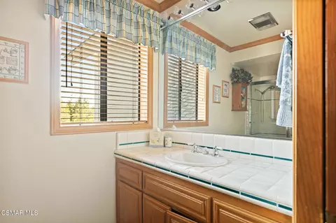 Bath - 27454 Matterhorn Dr, Lake Arrowhead, CA 92352 photo 5 of 6