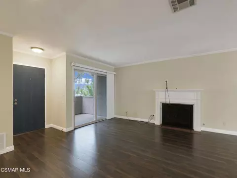 Living - 2162 Euclid Ave, Camarillo, CA 93010 photo 2 of 5