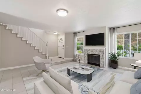 Living - 2135 Mandan Pl #B, Simi Valley, CA 93065 photo 2 of 3