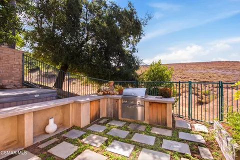 Exterior - 2266 Swift Fox Ct, Simi Valley, CA 93065 photo 9 of 24