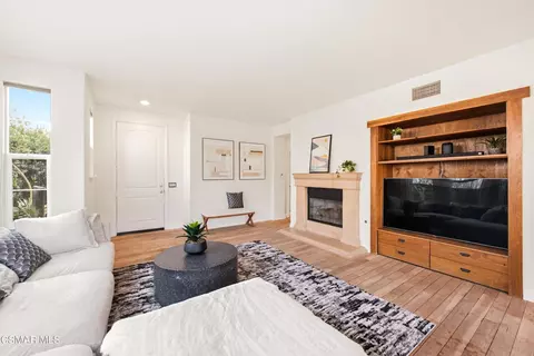 Living - 2266 Swift Fox Ct, Simi Valley, CA 93065 photo 3 of 3