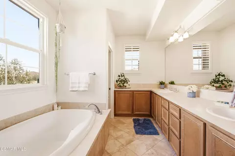 Bath - 2266 Swift Fox Ct, Simi Valley, CA 93065 photo 3 of 5