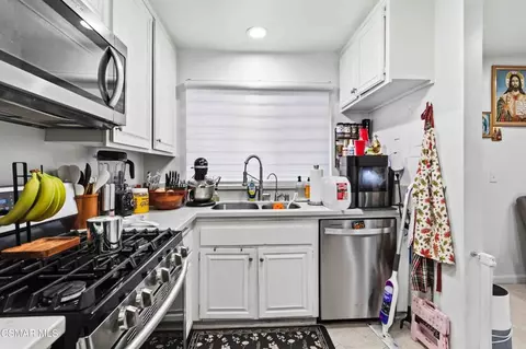 Kitchen - 3444 Lockwood Ct #18, Simi Valley, CA 93063 photo 3 of 7