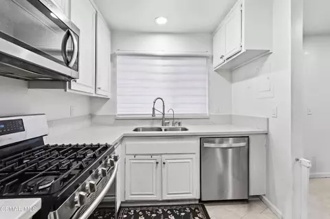 Kitchen - 3444 Lockwood Ct #18, Simi Valley, CA 93063 photo 4 of 7