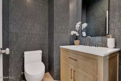 Bath - 6024 Mandeville Pl, Oak Park, CA 91377 photo 1 of 8