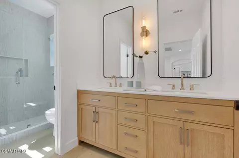 Bath - 6024 Mandeville Pl, Oak Park, CA 91377 photo 2 of 8