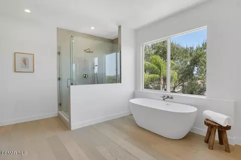 Bath - 6024 Mandeville Pl, Oak Park, CA 91377 photo 6 of 8