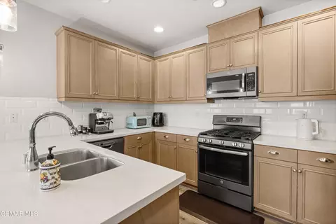 Kitchen - 673 Mustang St, Camarillo, CA 93010 photo 2 of 4