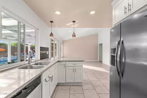 Kitchen - 5358 Willow View Dr, Camarillo, CA 93012 photo 5 of 8