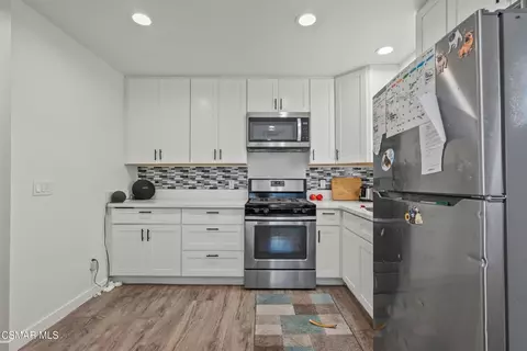 Kitchen - 5358 Willow View Dr, Camarillo, CA 93012 photo 6 of 8