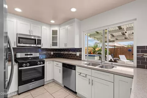 Kitchen - 5358 Willow View Dr, Camarillo, CA 93012 photo 3 of 8