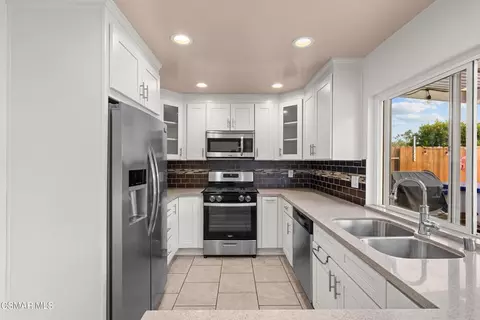 Kitchen - 5358 Willow View Dr, Camarillo, CA 93012 photo 2 of 8