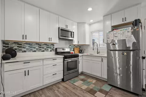 Kitchen - 5358 Willow View Dr, Camarillo, CA 93012 photo 7 of 8