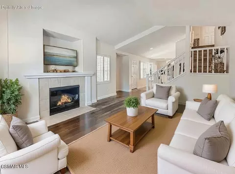 Living - 2037 Freesia Ave, Simi Valley, CA 93063 photo 3 of 3