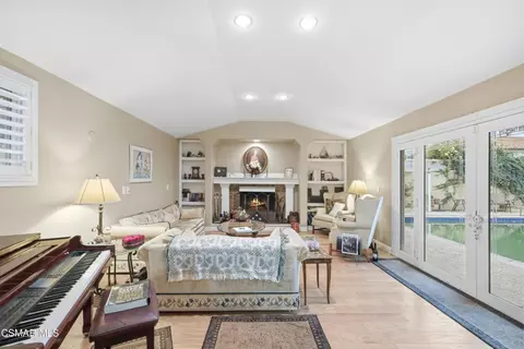 Living - 2151 Olga St, Oxnard, CA 93036 photo 2 of 3