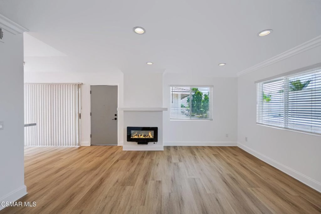 Living - 510 Spring Rd #120, Moorpark, CA 93021 photo 4 of 7