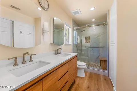Bath - 219 Meadow Mist Ct, Simi Valley, CA 93065 photo 2 of 2