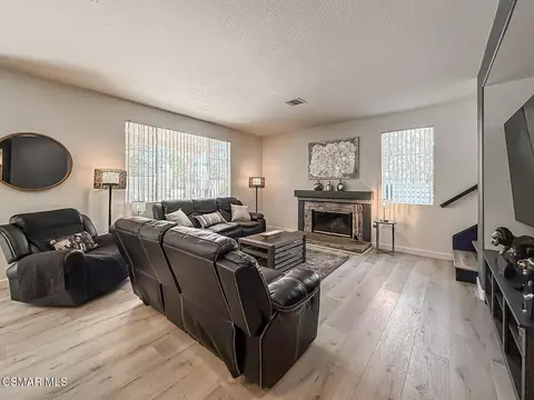 Living - 215 Southcrest Pl, Simi Valley, CA 93065 photo 2 of 4