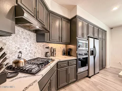 Kitchen - 215 Southcrest Pl, Simi Valley, CA 93065 photo 7 of 8