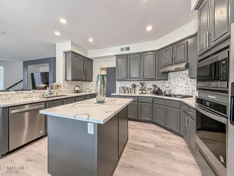Kitchen - 215 Southcrest Pl, Simi Valley, CA 93065 photo 4 of 8