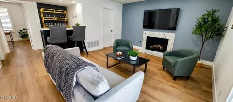 Living - 4071 Peoria Ave, Simi Valley, CA 93063 photo 2 of 3