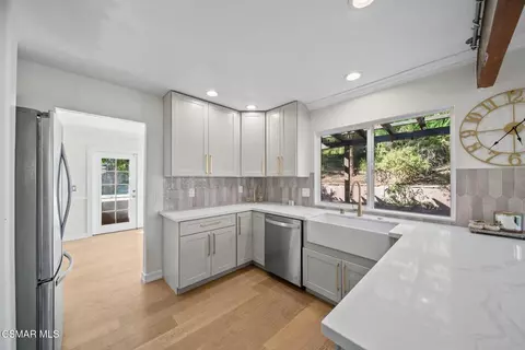 30729 Lakefront Dr, Agoura Hills, CA 91301