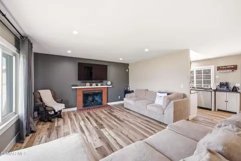 Living - 6395 Keystone St, Simi Valley, CA 93063 photo 2 of 5
