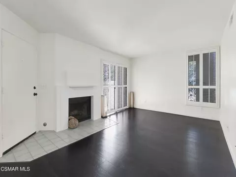 Living - 185 Mcafee Ct, Thousand Oaks, CA 91360 photo 2 of 3
