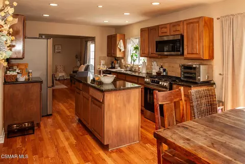 Kitchen - 2884 Gardner St, Simi Valley, CA 93065 photo 3 of 4