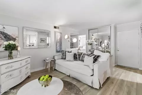 Living - 255 Sequoia Ct #14, Thousand Oaks, CA 91360 photo 1 of 2