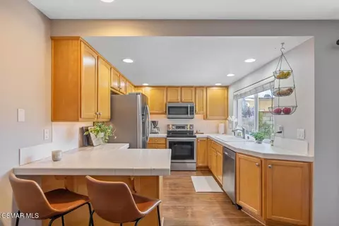 Kitchen - 477 Baja Ct, Camarillo, CA 93010 photo 2 of 3