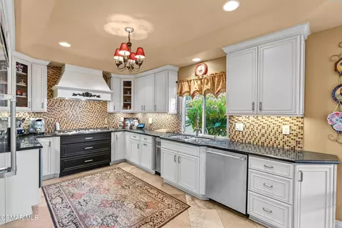 Kitchen - 79 Mesa Dr, Camarillo, CA 93010 photo 2 of 4