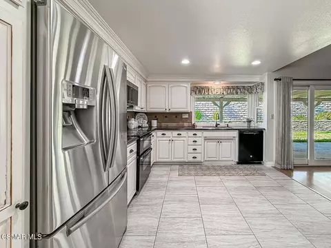 Kitchen - 3243 Emerald Ave, Simi Valley, CA 93063 photo 5 of 5