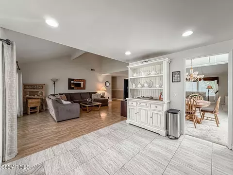 Entry Way - 3243 Emerald Ave, Simi Valley, CA 93063 photo 3 of 4