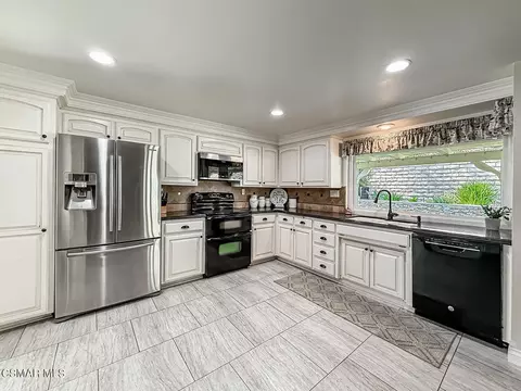 Kitchen - 3243 Emerald Ave, Simi Valley, CA 93063 photo 2 of 5