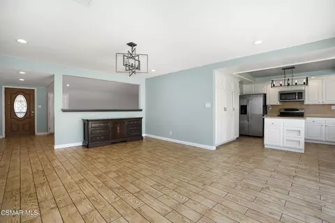 Living - 2482 Gayle Pl, Simi Valley, CA 93065 photo 6 of 9