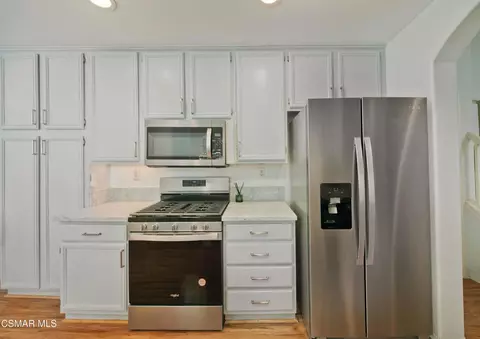 Kitchen - 2040 Freesia Ave, Simi Valley, CA 93063 photo 4 of 5