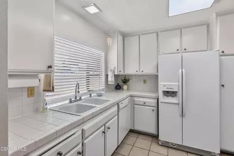 Kitchen - 1113 Catlin St #B, Simi Valley, CA 93065 photo 3 of 4