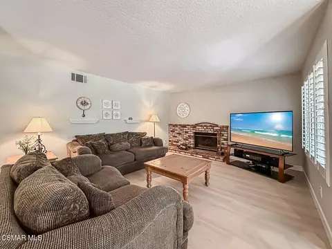 Living - 2990 Klamath Ave, Simi Valley, CA 93063 photo 3 of 4