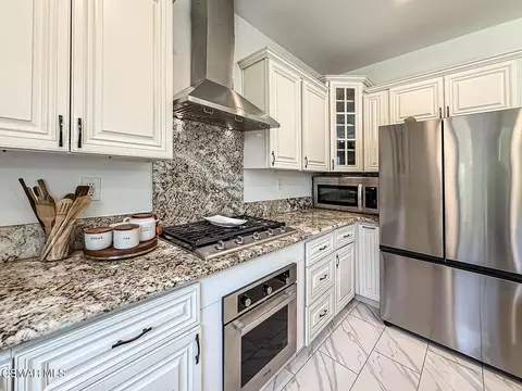 Kitchen - 2710 Titania Pl, Simi Valley, CA 93063 photo 6 of 7