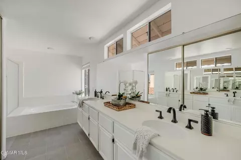 Bath - 12154 Cherry Grove St, Moorpark, CA 93021 photo 2 of 4