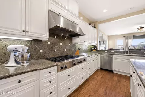 Kitchen - 5068 Shady Trail St, Simi Valley, CA 93063 photo 6 of 7