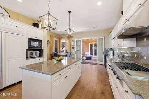 Kitchen - 5068 Shady Trail St, Simi Valley, CA 93063 photo 4 of 7