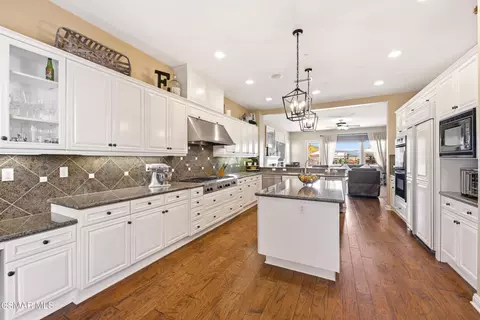 Kitchen - 5068 Shady Trail St, Simi Valley, CA 93063 photo 5 of 7