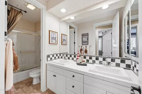 Bath - 5068 Shady Trail St, Simi Valley, CA 93063 photo 9 of 10